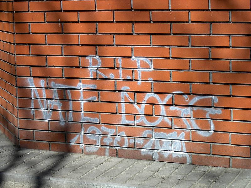 Graffiti upamiętniające Nate Dogga na ujściu wody oligoceńskiej przy skrzyżowaniu al. Solidarności i ul. Żelaznej w Warszawie.